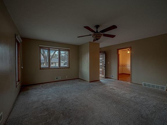5th image of 2209 Allan St