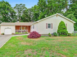 222 W 1st St, West Islip, NY 11795