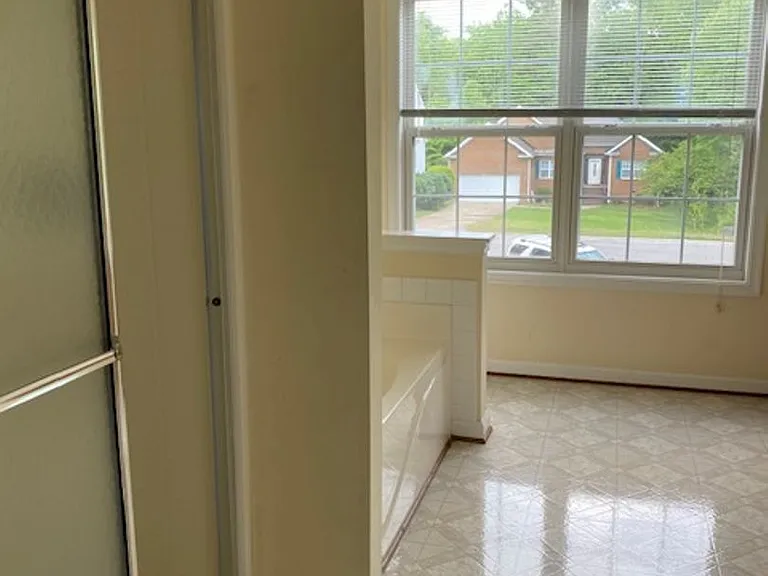 6108 Shrewsbury Sq — Photo 12
