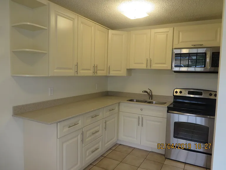 2202 NE 4th St #10 — Photo 6