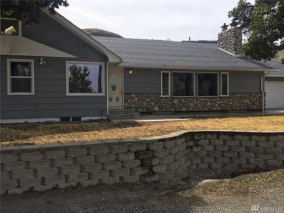 3rd image of 431 W Grand Coulee Ave