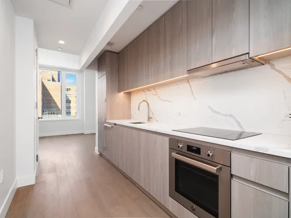 200 East 23rd Street 7F image 2 of 9