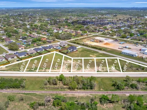 316 Warehouse Rd, Victoria, TX 77905