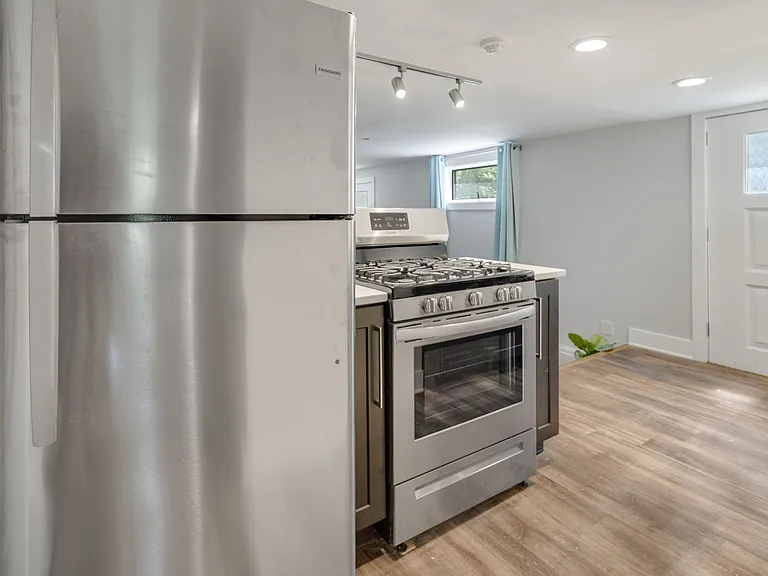 404 University Ave — Photo 25