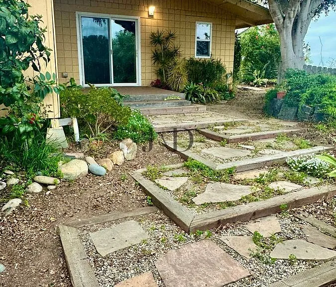 2031 Crest Dr — Photo 2