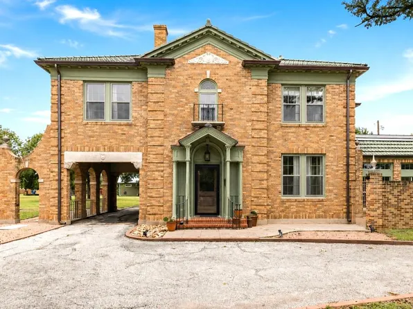 618 W Main St, Kerrville, TX 78028