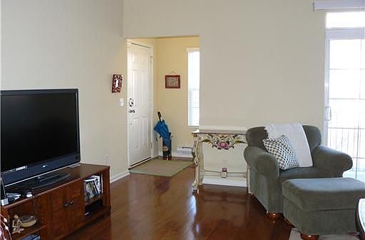 3rd image of 232 W Oakbrook Dr
