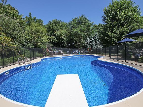 4th image of 2382 Stone Creek Ln W