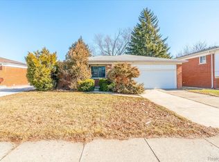 27046 Clarpointe Dr, Warren, MI 48088