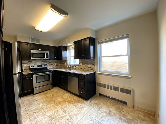 4th image of 322 S Austin Blvd #2N