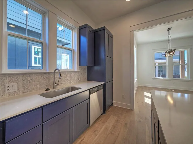 1010 Grant Wood Ave — Photo 2