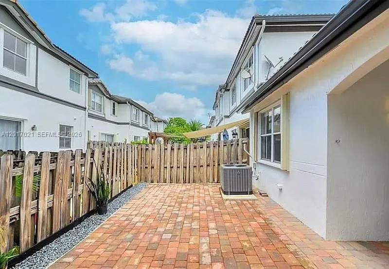 3 bed, 2.5 bath, 1511 sqft, $3,700 — Photo 4