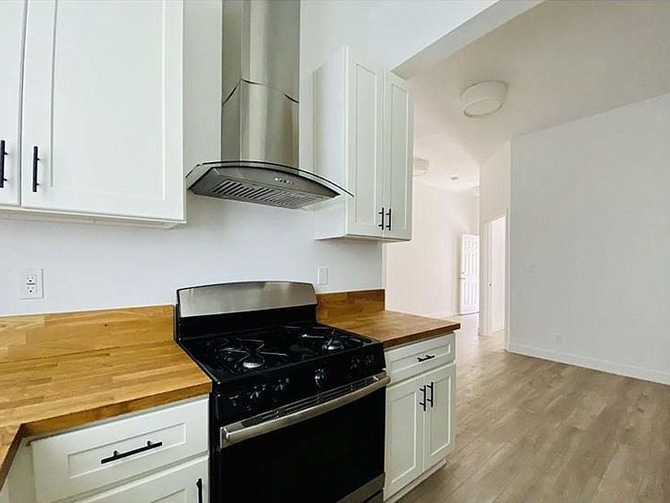 1st image of 925 W 41st Dr #923-1/2