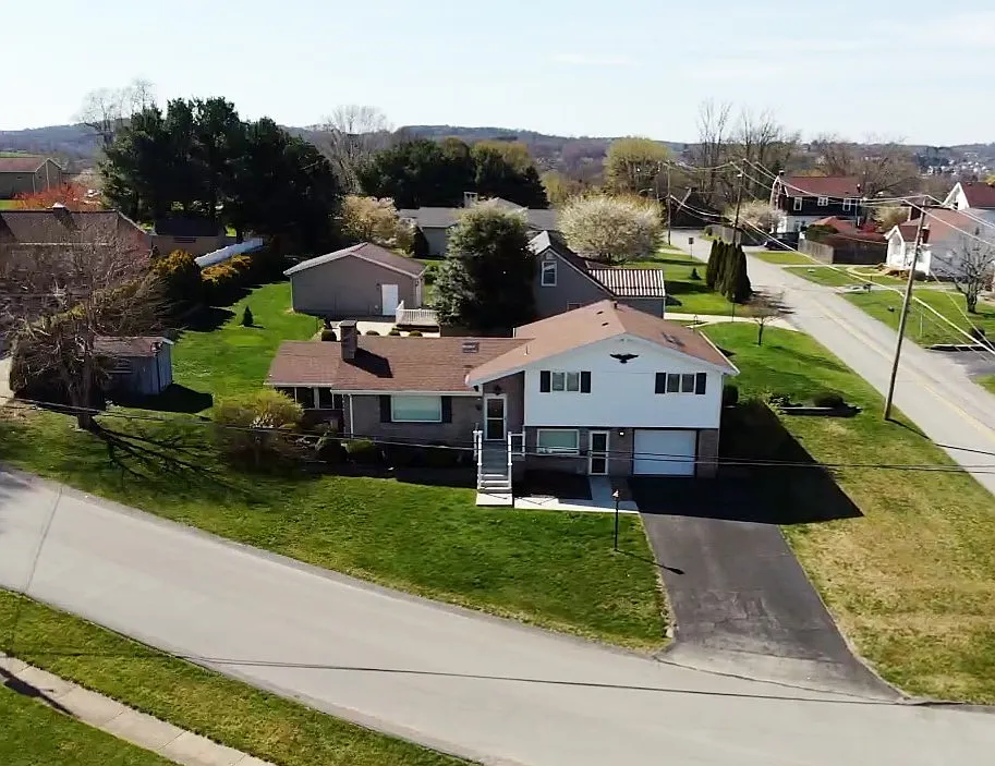 2 Mayflower Dr photo 1