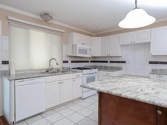 3rd image of 12654 Forestedge Dr