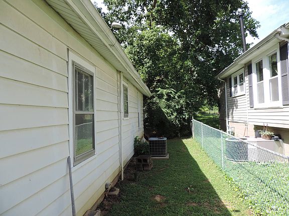 3rd image of 129 E Depot St