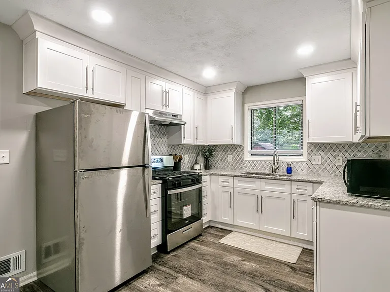85 Wilhelmina Dr — Photo 16