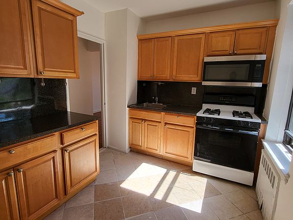 4th image of 1275 E 5th St Floor 3