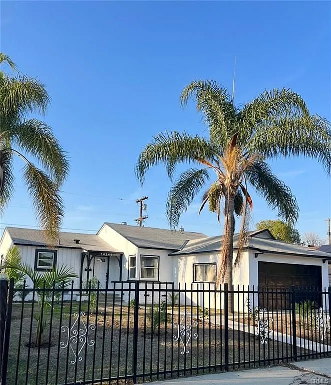 3 bed, 2.0 bath, 1219 sqft, $4,000 — Photo 2