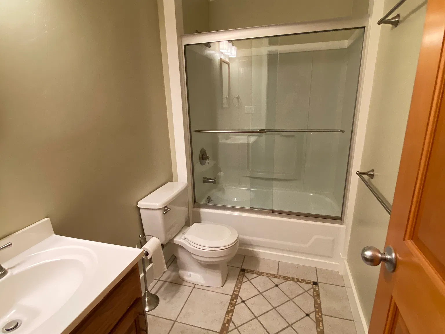 2 bed, 836 sqft, $1,950 — Photo 3