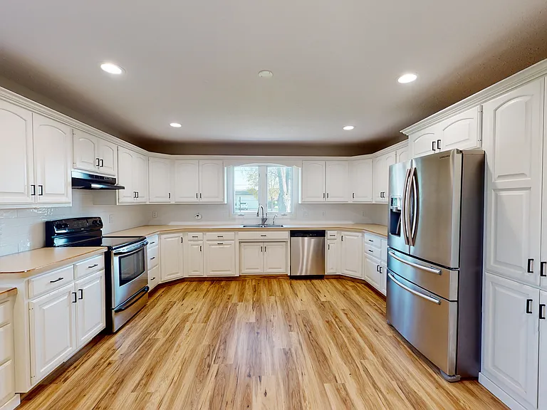 370 E Jefferson St — Photo 2