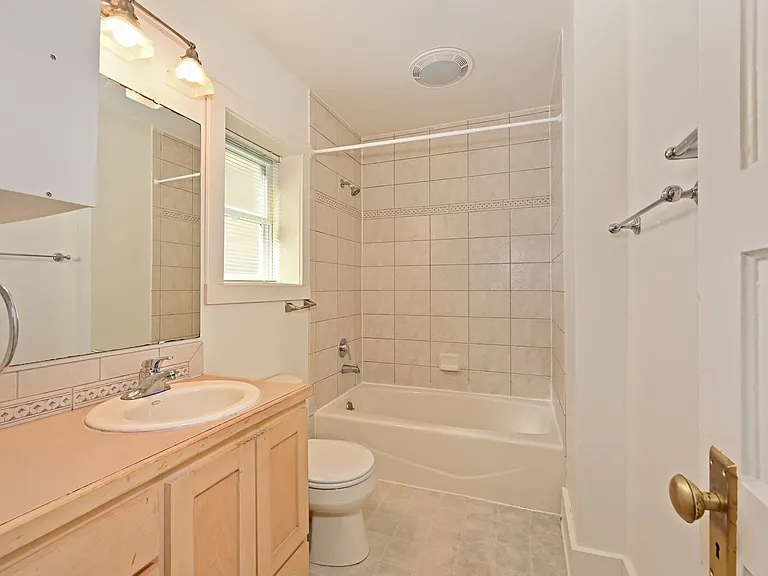 108 NE 43rd St — Photo 16