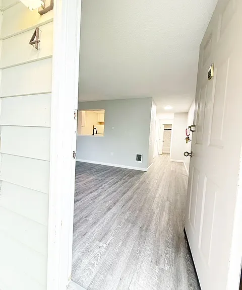 2508-2512 Crystal Springs Rd W — Photo 2