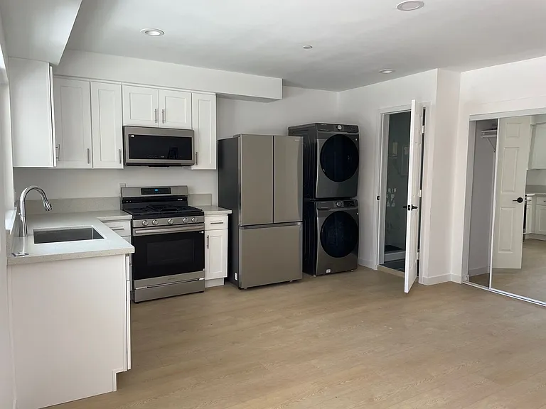 1529 Winona Blvd #1529 — Photo 4