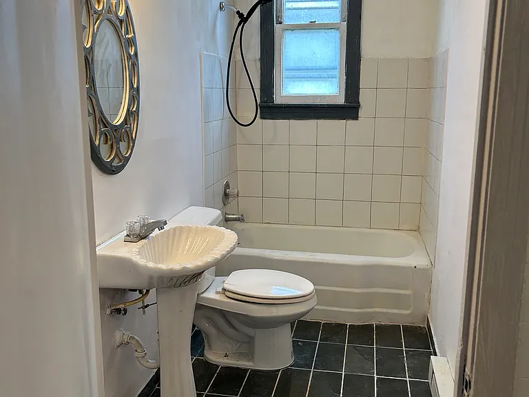 28 Lombard St — Photo 4