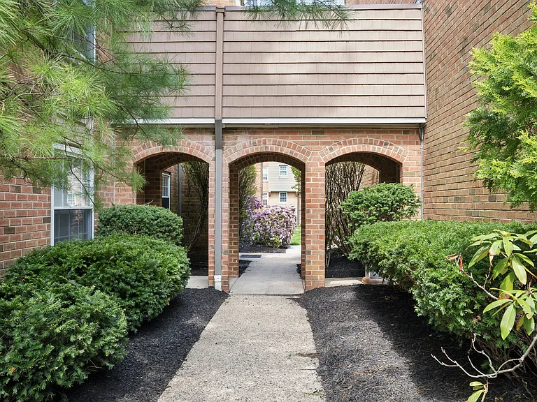 Meadowbrook Apartments — Photo 13
