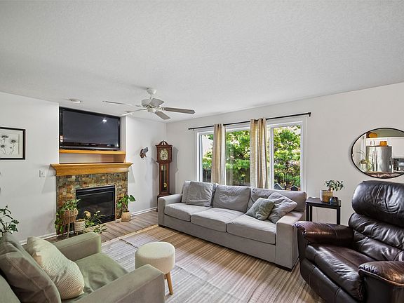 3rd image of 330 NE Carefree Ln