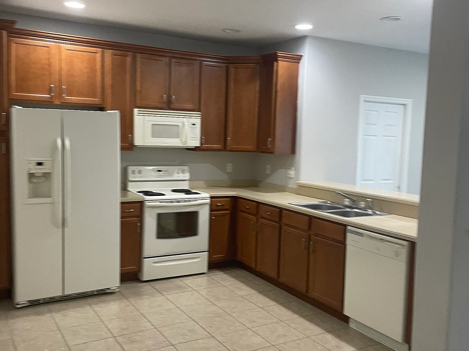 3 bed, 2.5 bath, 1666 sqft, $2,490 — Photo 4