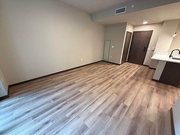 5th image of 531 W Washington Ave #203