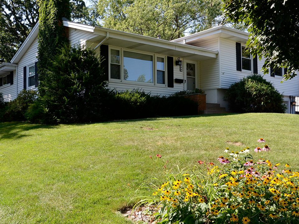 Corner Lot-2 car garages