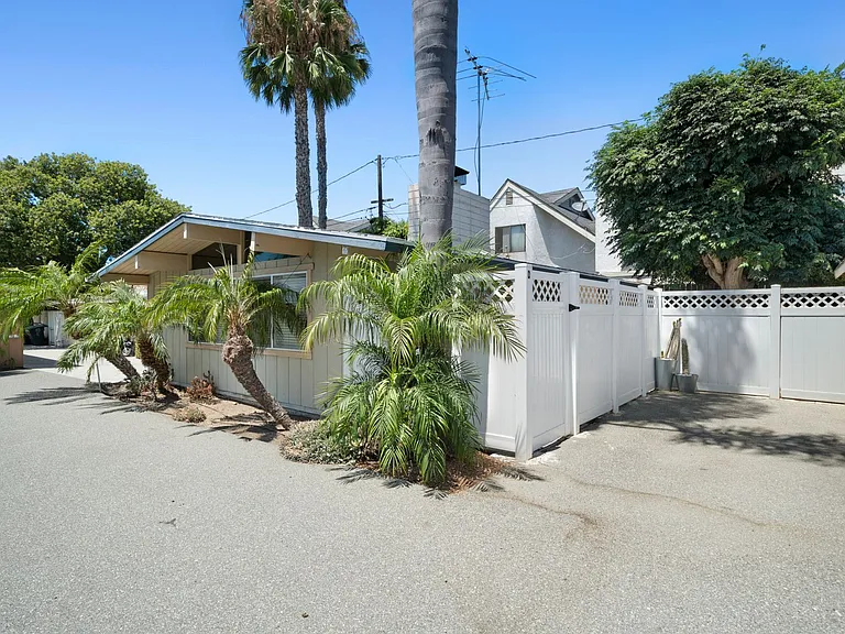 2545 Elden Ave — Photo 15