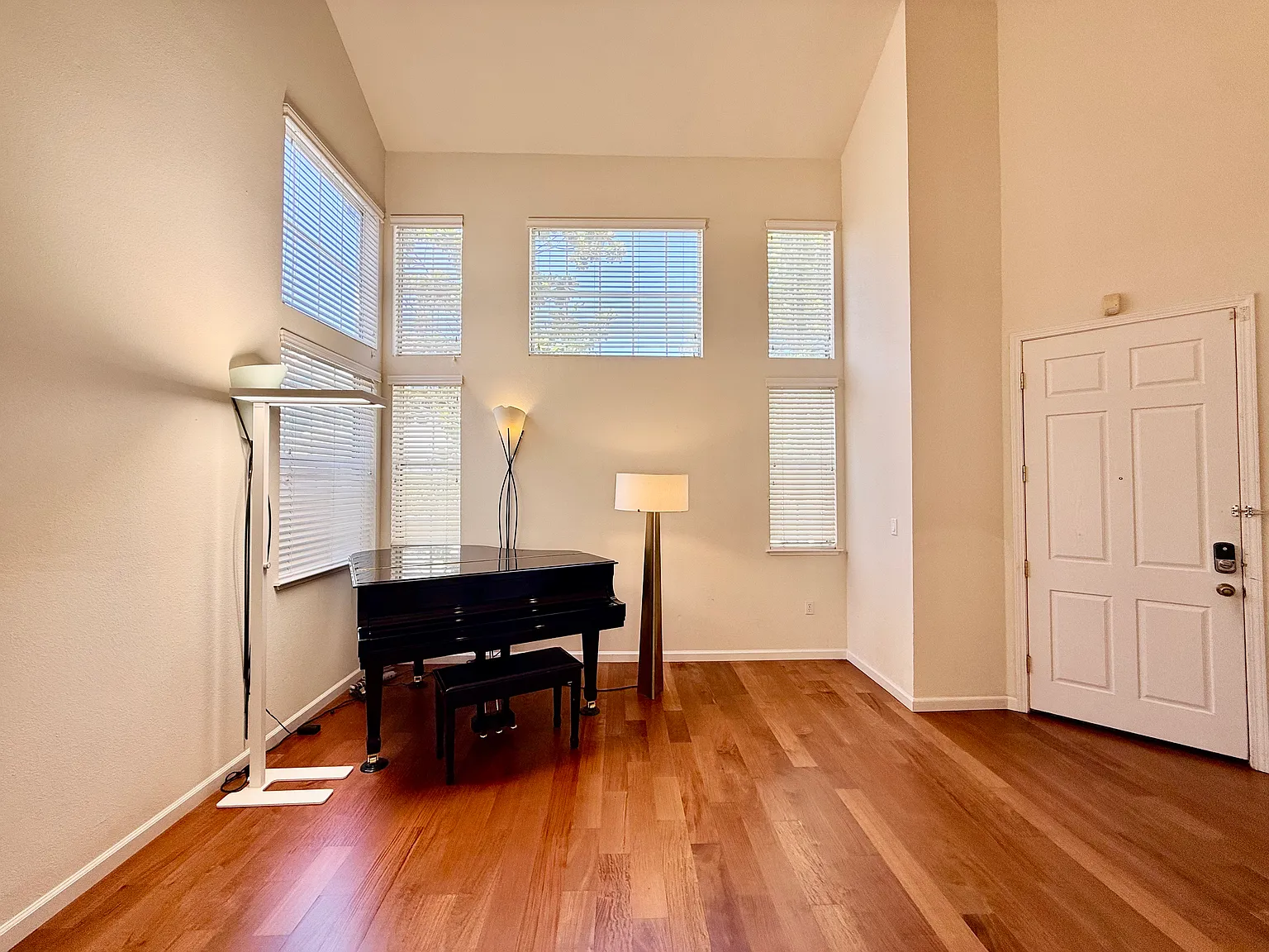 4 bed, 2.5 bath, 1793 sqft, $7,900 — Photo 2