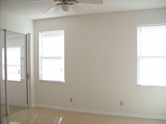3rd image of 821 Avon Ct
