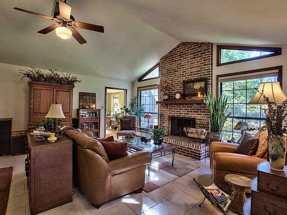 4th image of 2459 Royal Oaks Dr