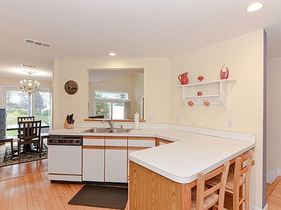 4th image of 32 Southcliff Dr