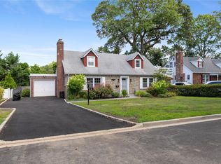 20 Glen Ln, Glen Head, NY 11545