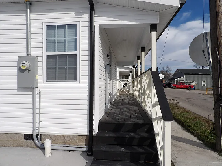 240 E Court St — Photo 3