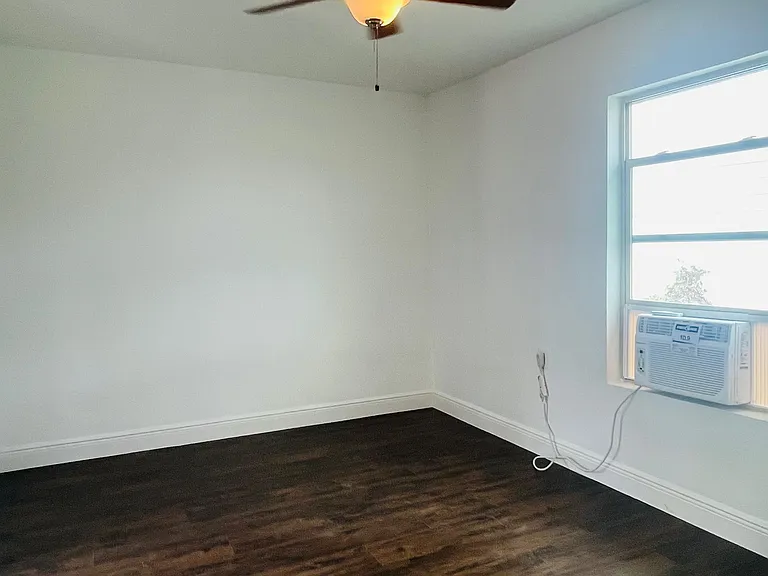 413 N Live Oak St #2 — Photo 8
