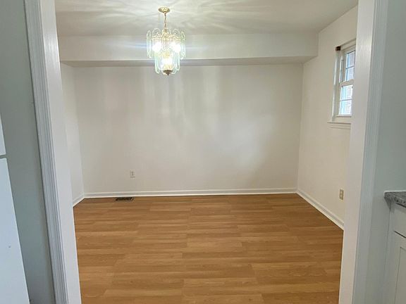 5th image of 948 Village Ln