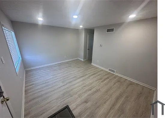 3 bed, 1100 sqft, $1,300 — Photo 2