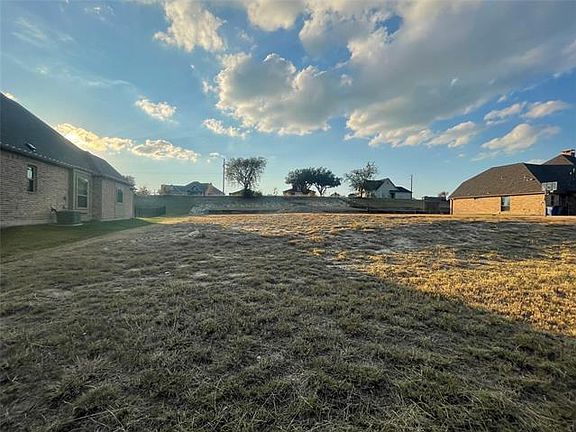 4th image of 1004 Hilltop Dr