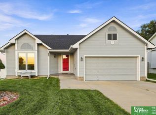 713 Diamond Ln, Papillion, NE 68133