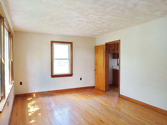 3rd image of 196 Albemarle Ave