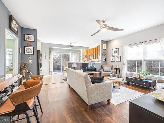 4th image of 13 Stuart Dr #13