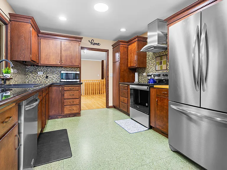 2416 Westbrook Dr — Photo 8