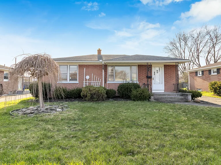 122 Alberta Dr — Photo 1